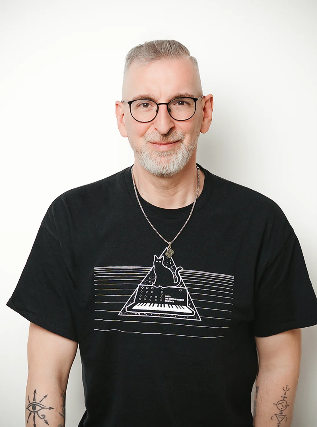 Porträt von Michael Kißing, mit Brille, grauem Bart und einem ruhigen Lächeln